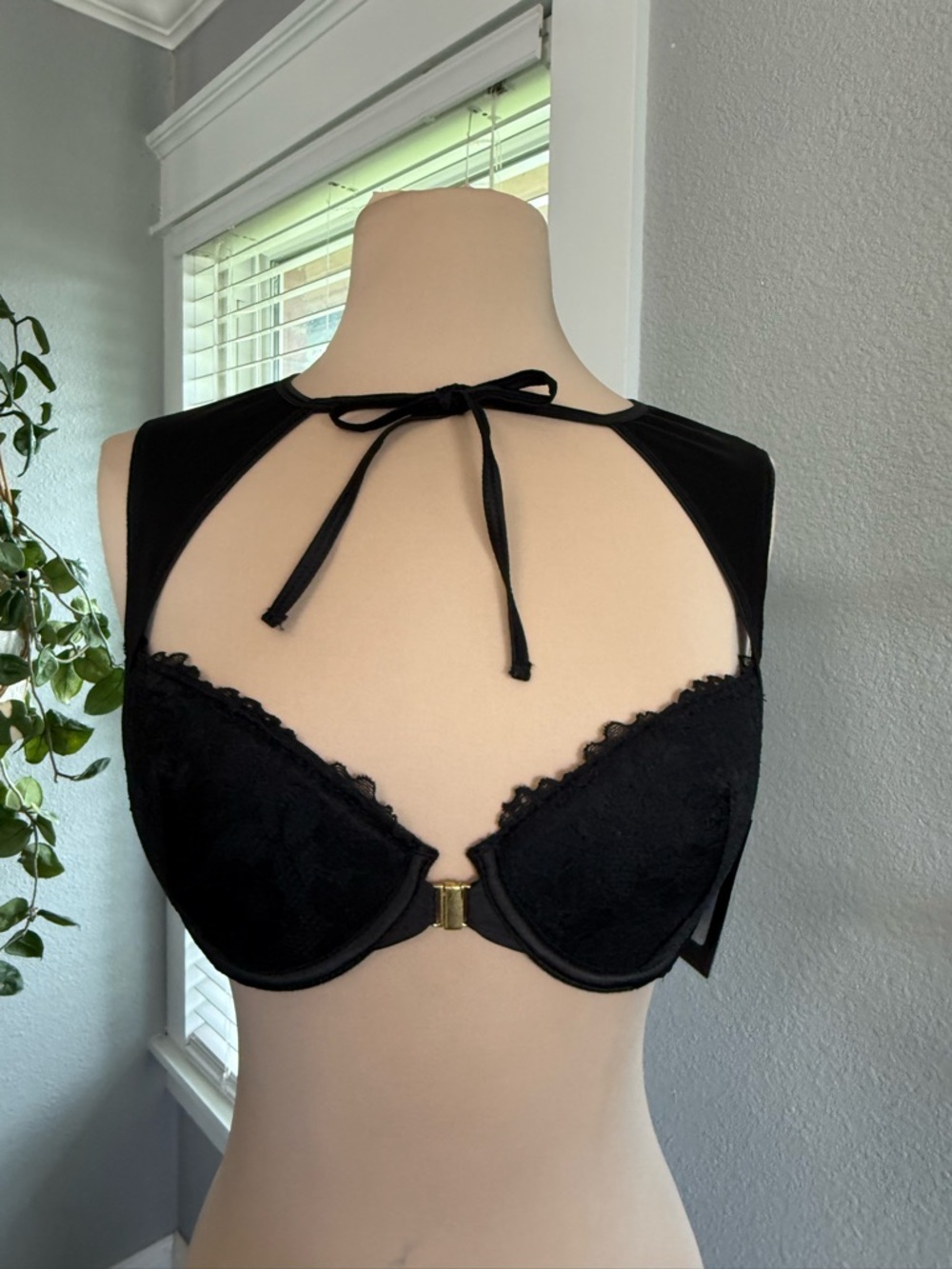 NWT Frederick's of Hollywood Lace Front-Close Push-Up Bra with Neck Tie Size M